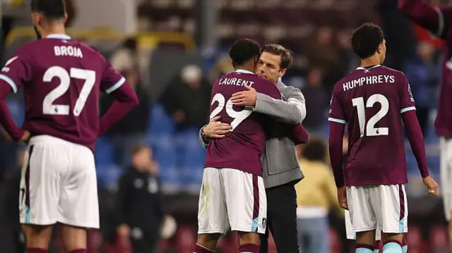  Scott Parker hugs Josh Laurent after the team's defeat at Leeds United