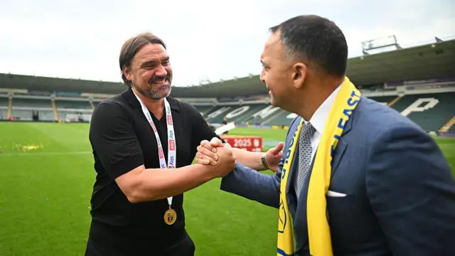 Daniel Farke embraces Paraag Marathe, Chairman of Leeds