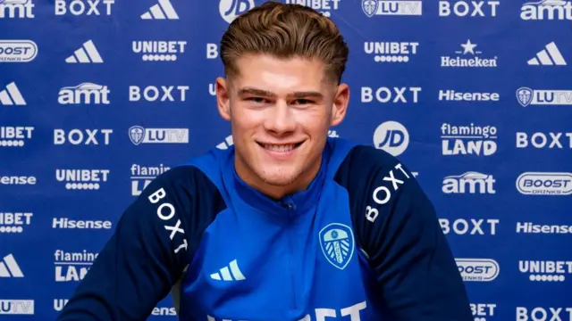 Charlie Cresswell signing new contract for Leeds