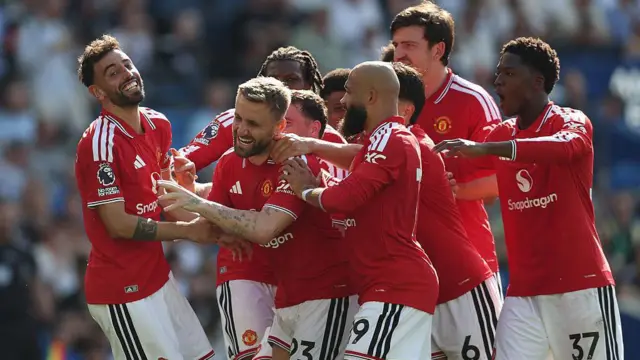 Manchester United players celebrate with captain Bruno Fernandes