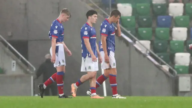 Linfield players dejected at the final whistle