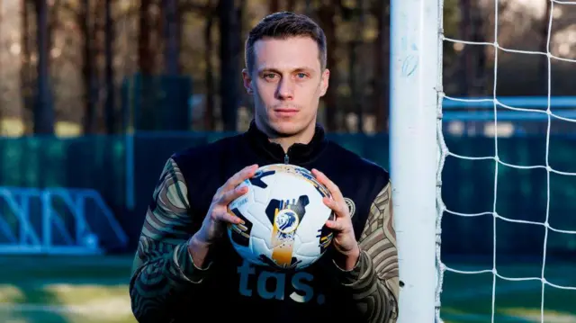 Hearts goalkeeper Alexander Schwolow in Hearts training