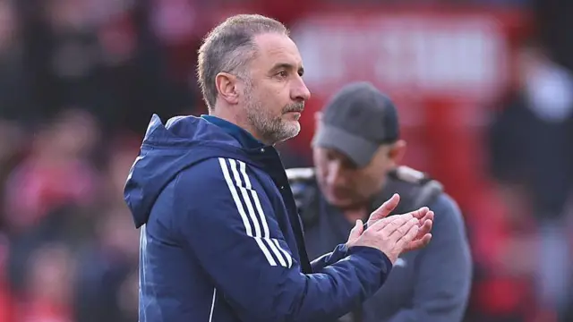 Vitor Pereira claps the home fans