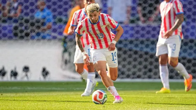  Paraguay Julio Enciso (19) dribbles the ball vs France during the Round of 16 match at Philadelphia Stadium
