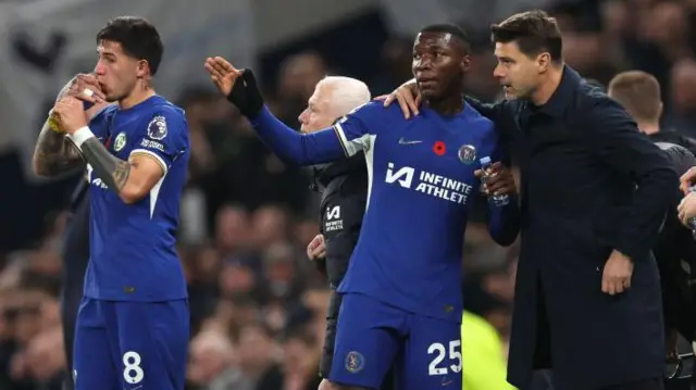 Mauricio Pochettino with Moises Caicedo and Enzo Fernandez