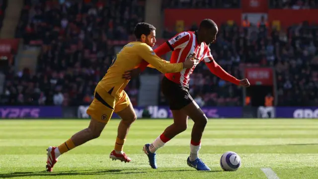 Joe Aribo holds off Rayan Ait-Nouri 