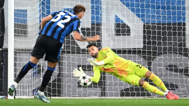 David Raya saves penalty against Atalanta