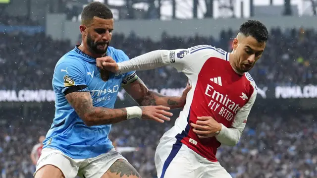 Kyle Walker tries to tackle Gabriel Martinelli