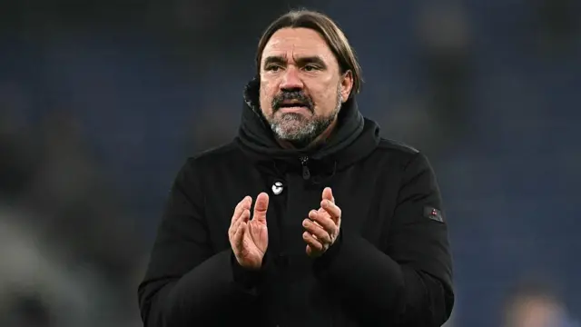 Daniel Farke applauds the Leeds fans after Monday's draw at Everton