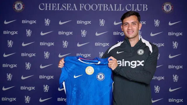 Facundo Buonanotte holding a Chelsea shirt