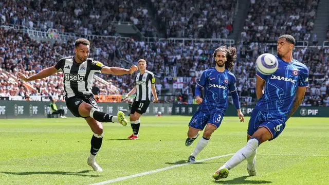 Newcastle United's Jacob Murphy crosses under pressure from Chelsea's Levi Colwill during the Premier League match between Newcastle United and Chelsea at St James' Park.