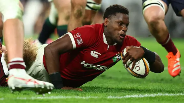 Maro Itoje stretches for the tryline