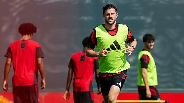 Mason Mount smiling during a Manchester United training session