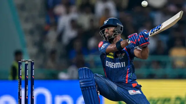 Nicholas Pooran batting for Lucknow Super Giants