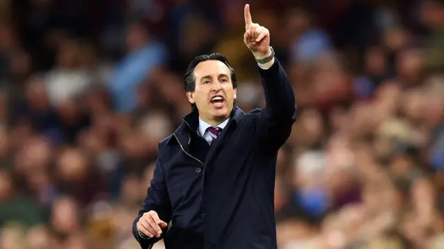 Unai Emery gives instructions