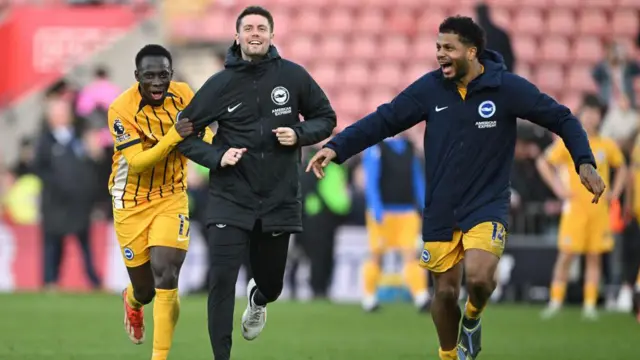 Yankuba Minteh, Brighton Head Coach Fabian Hurzeler and Georginio Rutter of Brighton
