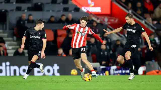 Tyler Dibling of Southampton runs with the ball