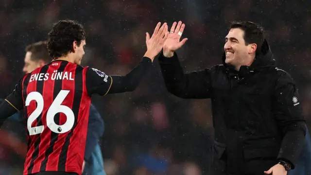 Andoni Iraola high fives Enes Unal