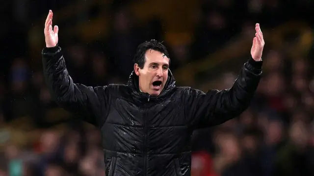 Unai Emery reacts
