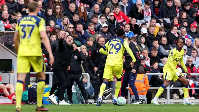 Tottenham manager Roberto De Zerbi shouts instructions to his team