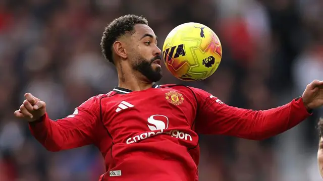 Matheus Cunha chests a ball down