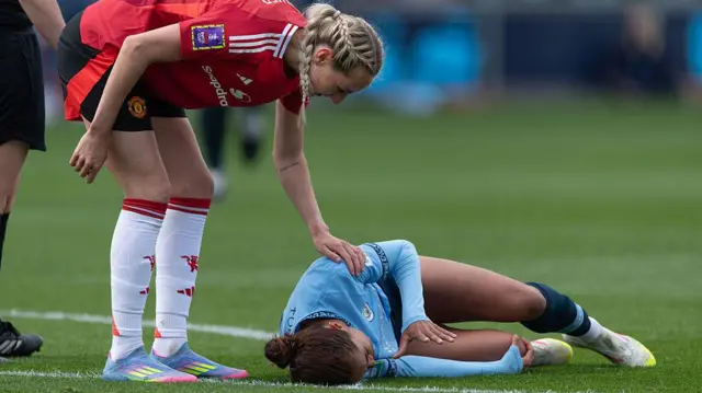 Mary Fowler of Manchester City is injured 