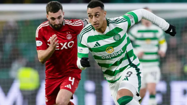 Celtic's Adam Idah and Aberdeen's Graeme Shinnie in action