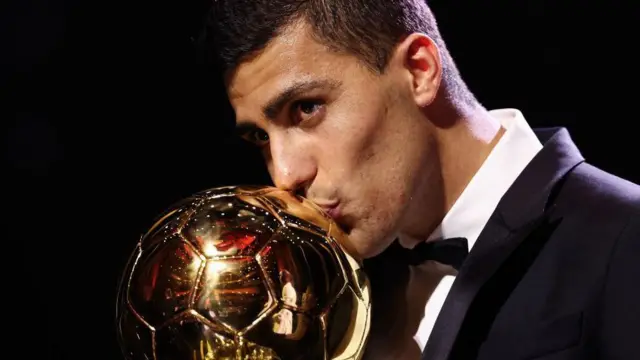 Rodri kisses the Ballon d'Or