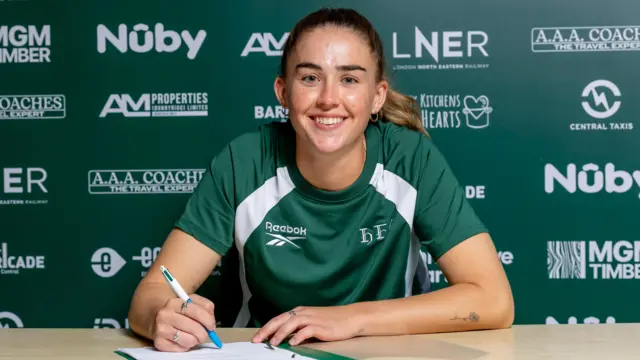 Aoife Colvill signs for Hibernian