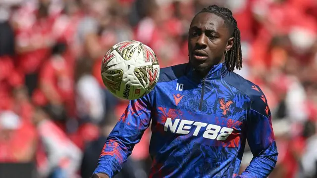Eberechi Eze warms up for Crystal Palace