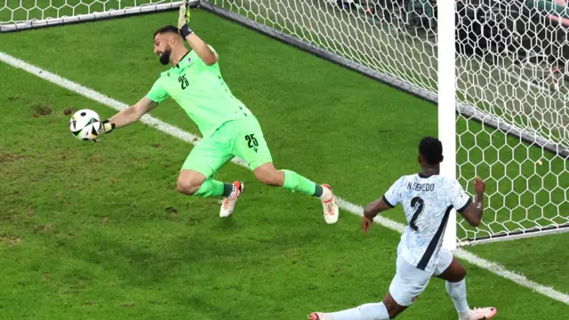 Giorgi Mamardashvili saves from Portugal's Nelson Semedo