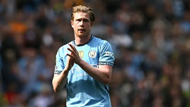 Kevin De Bruyne applauds Manchester City fans