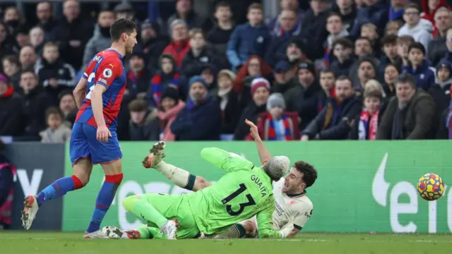 Diogo Jota is challenged by Vicente Guaita