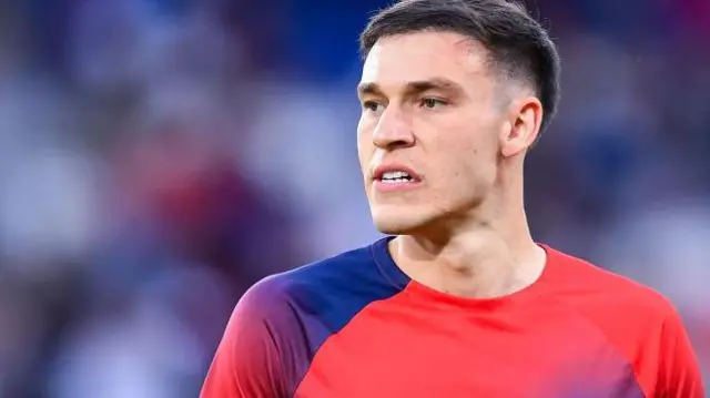 Manuel Ugarte warms up before a Paris St-Germain match