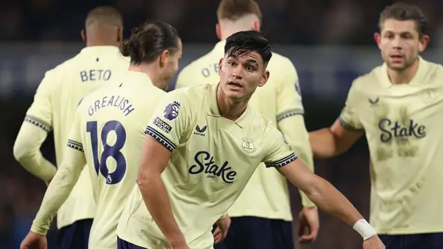 Charly Alcaraz among his Everton team-mates in their away strip