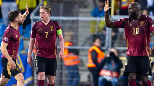 Romelu Lukaku of Belgium celebrates after scoring the team's second goal with Hans Vanaken of Belgium, Nicolas Raskin of Belgium and Kevin De Bruyne of Belgium during the UEFA Nations League 2024/25 League A/B Play-offs Second Leg match between Belgium and Ukraine at Cegeka Aren