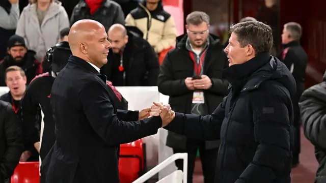 Oliver Glasner and Arne Slot shake hands 