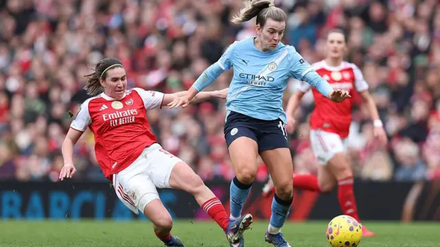 Mariona Caldentey appeared to foul Lauren Hemp