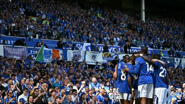 Everton players celebrate scoring