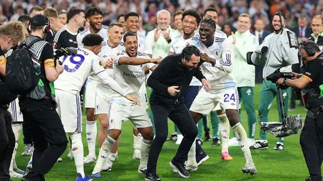 Unai Emery, Manager of Aston Villa, celebrates with Jadon Sancho, Youri Tielemans and Amadou Onana