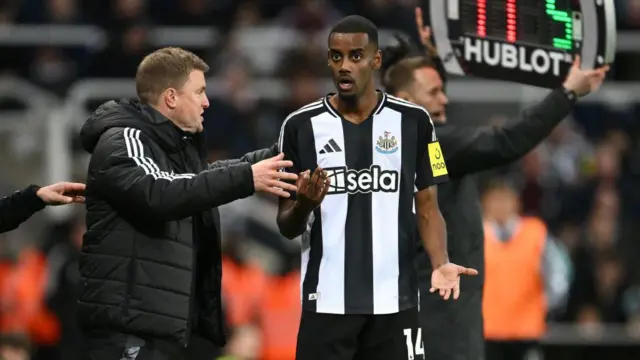 Eddie Howe gives Alexander Isak instructions