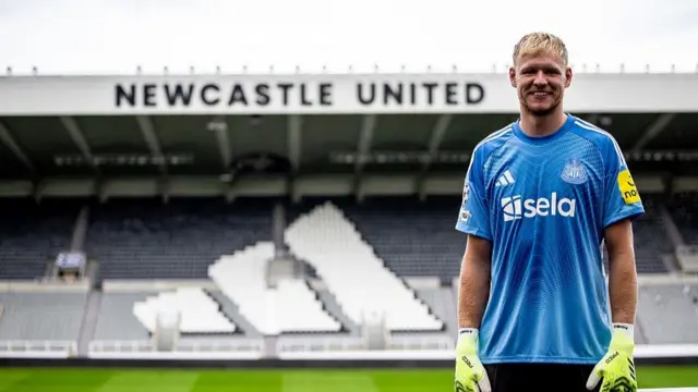  Aaron Ramsdale poses for photos in after signing contract with Newcastle United