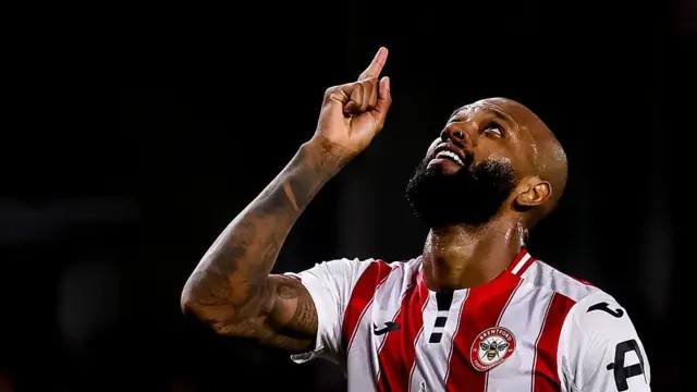 Igor Thiago celebrates