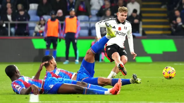 Emile Smith Rowe scores for Fulham against Crystal Palace