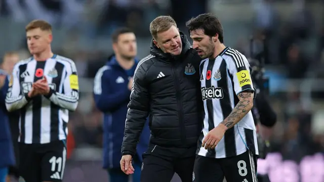 Eddie Howe talks to Sandro Tonali