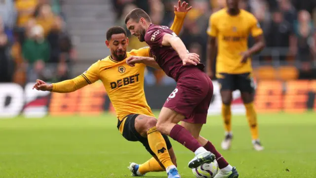 Matheus Cunha tackles Mateo Kovacic