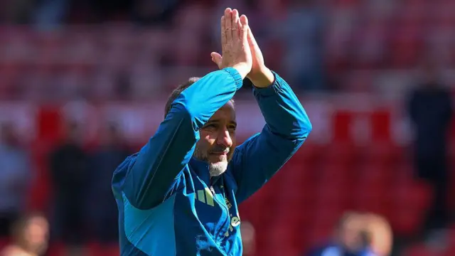 Vitor Pereira applauds his team's supporters