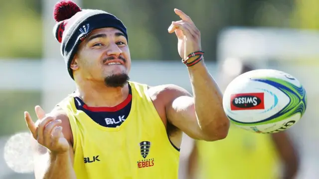 Sione Tuipulotu passing the ball