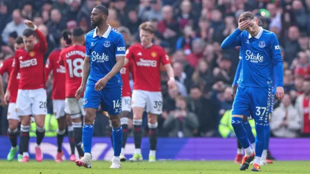 Everton players looking dejected at Old Trafford