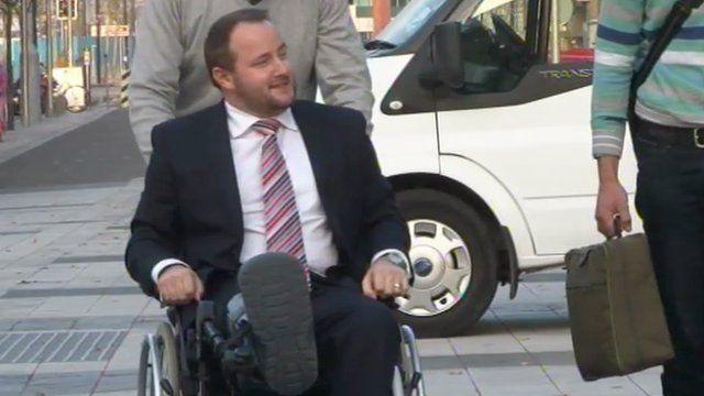 Darren Millar mewn cadair olwyn